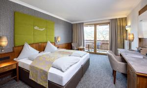 Rúm í herbergi á Hotel Königgut