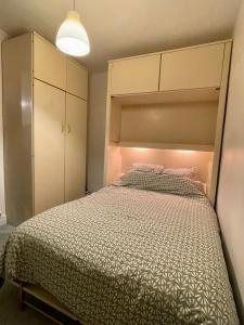 ein Schlafzimmer mit einem Bett und einem Schrank in der Unterkunft Montreuil T2 in Montreuil