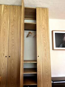 Cette chambre comprend un placard avec des étagères en bois. dans l'établissement Suite boutique Oyamel en Avándaro, Valle de Bravo, à Valle de Bravo