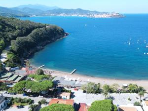 eine Luftansicht auf einen Strand und das Meer in der Unterkunft Sant'Anna del Volterraio - Strada Maestra (56) in Bagnaia