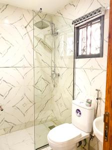 een badkamer met een toilet en een douche bij BiggysPlace in Ijebu Ode