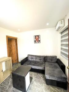 een woonkamer met een bank en een tafel bij BiggysPlace in Ijebu Ode
