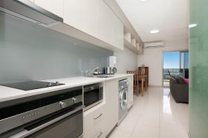 Η κουζίνα ή μικρή κουζίνα στο Ramada Suites by Wyndham Zen Quarter Darwin