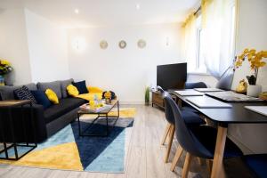 a living room with a couch and a table at May Disc - Long Stay - Contractors in Swindon