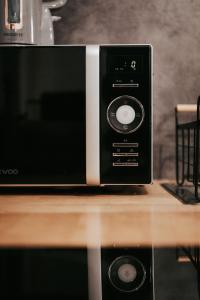 a microwave oven sitting on top of a counter at Nid douillet - Elégant studio en plein centre de Riom in Riom