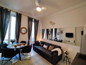 ein Wohnzimmer mit einem Sofa und einem Tisch in der Unterkunft Naomi cannes in Cannes