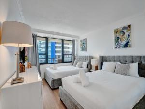Ένα ή περισσότερα κρεβάτια σε δωμάτιο στο Spacious Ocean View Condo Beach Service 803 +40 φωτογραφίες