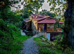a house with a pathway leading up to it at Precioso apartamento en plena naturaleza in La Cavada