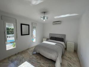 Ένα ή περισσότερα κρεβάτια σε δωμάτιο στο Beautiful Villa in La Cala de Mijas, in a great location.