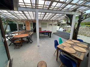 伊达贾伊Pousada Vale Beach的庭院配有桌椅和台球桌。