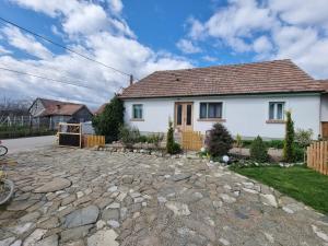 a white house with a stone driveway at Guest House Victoria in Galda de Jos