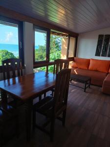 a living room with a table and a couch at camarote da pipa in Pipa