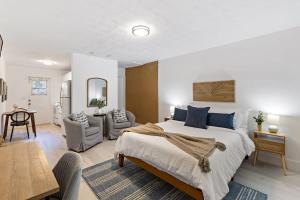 a bedroom with a large bed and a living room at Charming cozy studio @ Lake Ridge in Fort Lauderdale