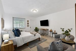 a bedroom with a bed and a living room at Charming cozy studio @ Lake Ridge in Fort Lauderdale