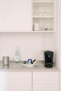 un bancone della cucina con macchinetta del caffè e tostapane di Casa Alidosi a Imola