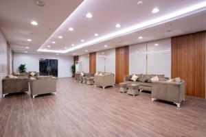 a waiting room with couches and chairs at فندق رقى المشاعر in Makkah