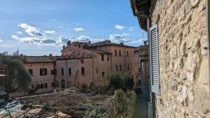 einen Blick auf die Stadt aus dem Fenster eines Gebäudes in der Unterkunft Borgo Antico in Gubbio