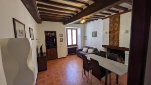 un soggiorno con tavolo e divano di Borgo Antico a Gubbio