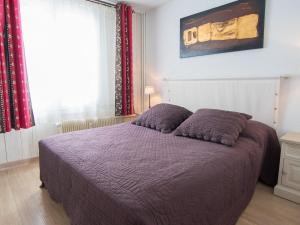 ティーニュにあるAppartement Tignes, 2 pièces, 5 personnes - FR-1-449-20のベッドルーム1室(紫のシーツが敷かれたベッド1台、窓付)