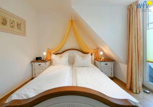ein Schlafzimmer mit einem großen Bett mit Baldachin in der Unterkunft Villa Vogelsang Ferienwohnung 11 in Binz