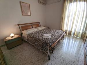 Un dormitorio con una cama y una mesa y ventanas. en Casa Vacanze Farinella, en Putignano