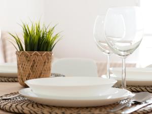 stół z talerzem i dwa kieliszki do wina w obiekcie Luxury Home Mezquita w Kordobie