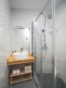 bagno con lavandino e doccia di Luxury Home Mezquita a Cordoba