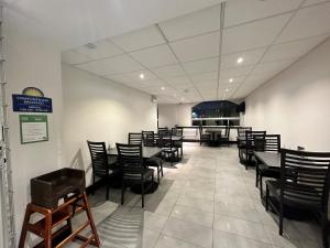 A restaurant or other place to eat at Days Inn & Suites by Wyndham North Bay Downtown