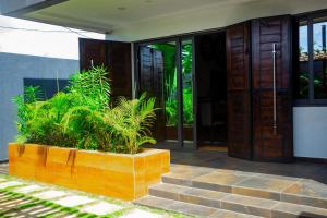 una entrada a un edificio con plantas en un sembrador en VIILA LibDo en Cococodji