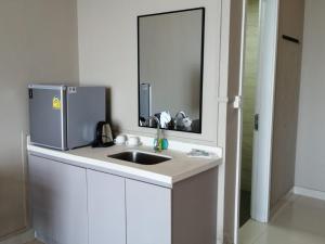 La salle de bains est pourvue d'un lavabo et d'un miroir. dans l'établissement De-Luxe Residence, à Phnom Penh