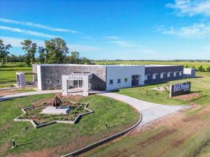 una vista aérea de un edificio en un campo en Hotel Bel Posto by Tandem, en Realicó