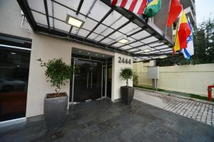 un edificio con toldo y banderas delante de él en Hotel Boutique Reyall, en Santiago