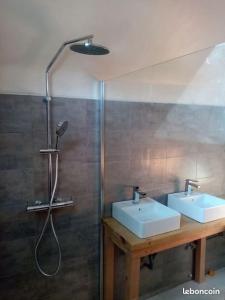La salle de bains est pourvue de 2 lavabos et d'une douche. dans l'établissement Maison du Bûcheron, à Beaulieu-sur-Dordogne