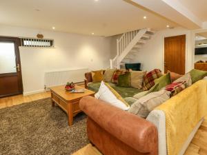 un soggiorno con divano e tavolo di Chickerell House a Weymouth