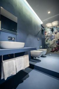 uma casa de banho com 2 lavatórios e 2 WC em Luxury apartment in Naples em Nápoles