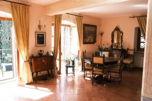 a dining room with a table and chairs and a mirror at L'Alcova tra gli Ulivi by PortofinoVacanze in Zoagli
