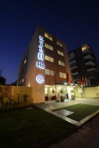 un edificio con un letrero iluminado delante de él en Hotel Boutique Reyall, en Santiago