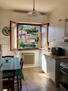 una cucina con tavolo e finestra di La casa di Angela a Lucca
