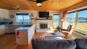 Kuchyňa alebo kuchynka v ubytovaní Watercolors Retreat on Crooked Lake
