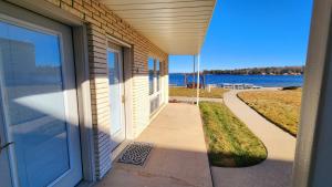 - une porte donnant sur une maison avec vue sur l'eau dans l'établissement Watercolors Retreat on Crooked Lake, à Conway
