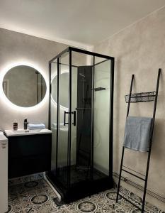 Phòng tắm tại Sentralt i rolig bygård, med heis, egen, veranda & 85" Smart TV