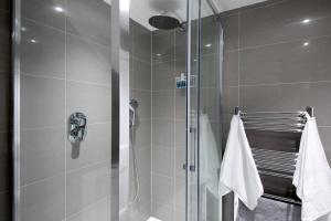kabina prysznicowa ze szklanymi drzwiami w łazience w obiekcie Sheen's House w Edynburgu