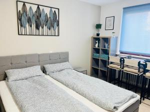 1 Schlafzimmer mit 2 Betten und einem Fenster in der Unterkunft Modernes Apartment-Studio in Kaiserslautern