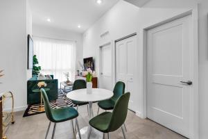 Posezení v ubytování Miami Magic Vibrant 2 Bedroom with Free Parking