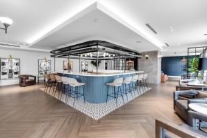 Posezení v ubytování Miami Magic Vibrant 2 Bedroom with Free Parking