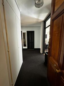 un couloir vide d'un bureau avec une porte dans l'établissement Appartement Eaux Vives The Happy Place Lake Side, à Genève