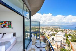 einen Balkon mit einem Bett und einem Tisch in der Unterkunft Loucerna Suites Chania in Chania