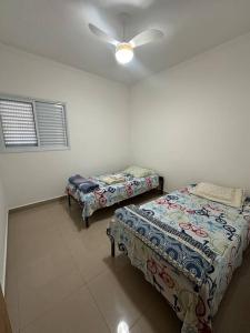 Pokój z 2 łóżkami i wentylatorem sufitowym w obiekcie Apto Apólo - 3 dorm Wifi w mieście São Carlos