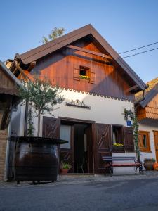 ein Gebäude mit einer Bank davor in der Unterkunft Studio apartman & Wine House ONDINE in Zmajevac