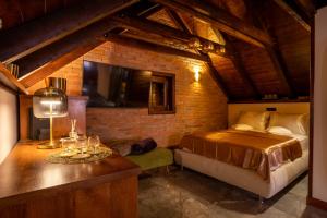 ein Schlafzimmer mit einem Bett und einem Schreibtisch in einem Zimmer in der Unterkunft Studio apartman & Wine House ONDINE in Zmajevac